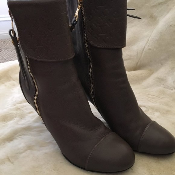 LOUIS VUITTON LV Logo Double Zipper Taupe Leather Gold Hardware Boots Booties - Picture 7 of 7